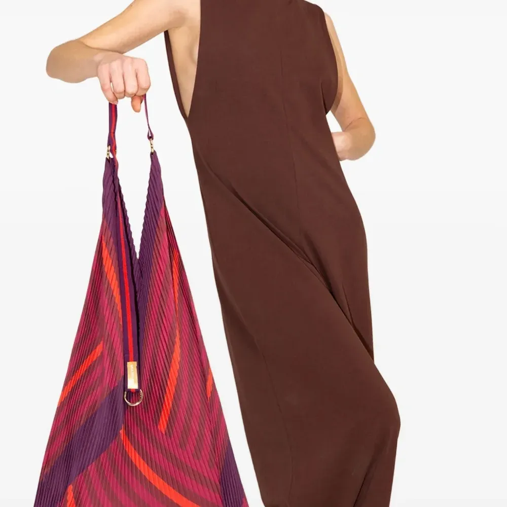 Плиссированная сумка-тоут в полоску