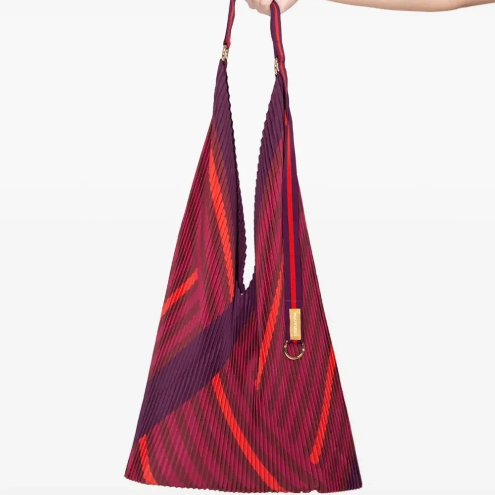 Плиссированная сумка-тоут в полоску