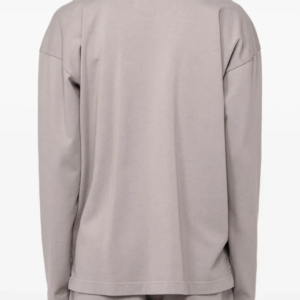 Футболка с длинными рукавами и карманом Футболка с длинными рукавами и карманом