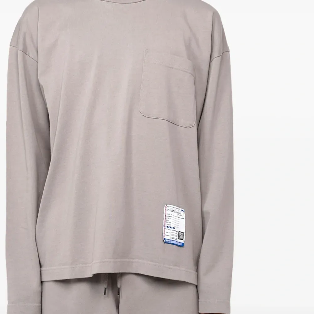 Футболка с длинными рукавами и карманом Футболка с длинными рукавами и карманом