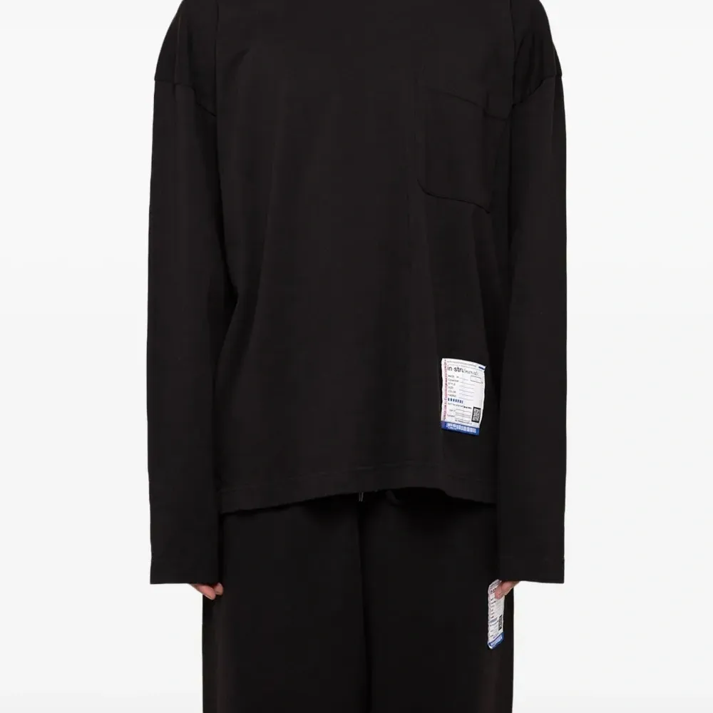 Футболка с длинными рукавами и карманом