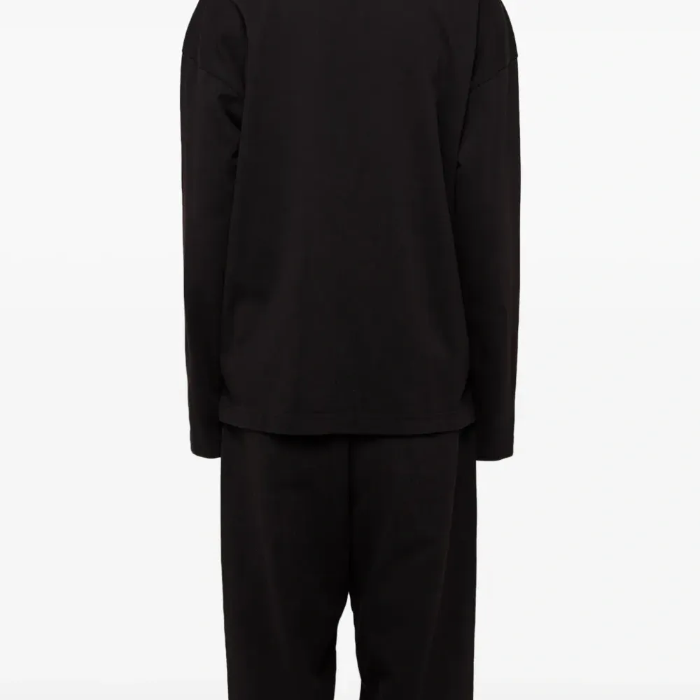 Футболка с длинными рукавами и карманом