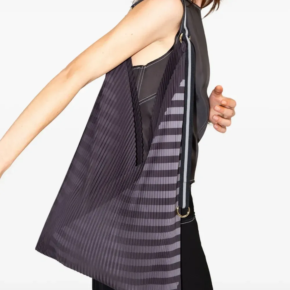 Плиссированная сумка-тоут Claudia в полоску