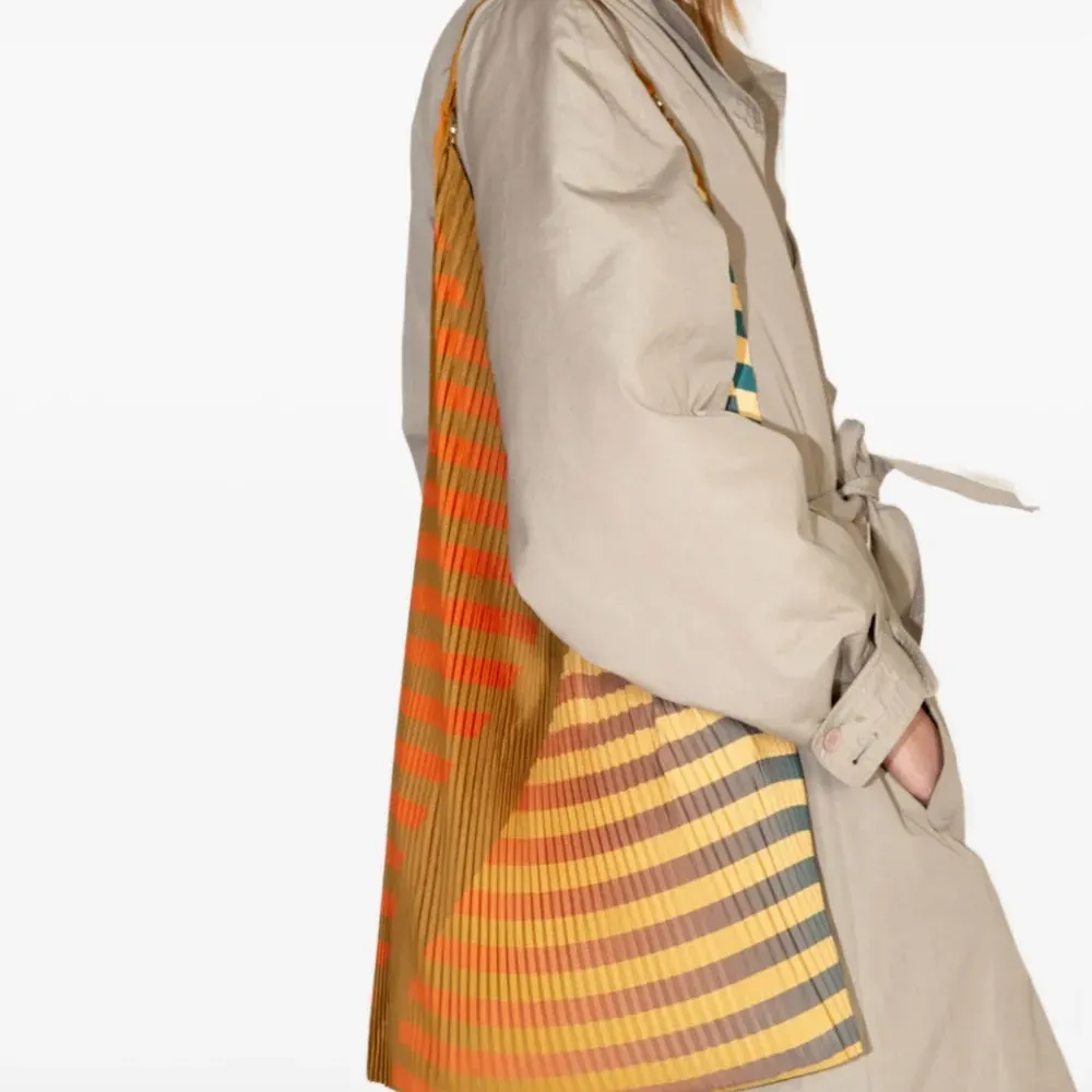 Плиссированная сумка-тоут в полоску