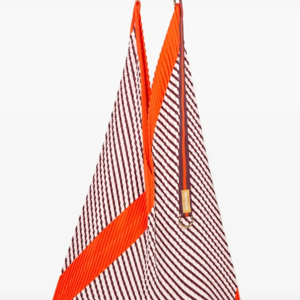 Плиссированная сумка-тоут в полоску