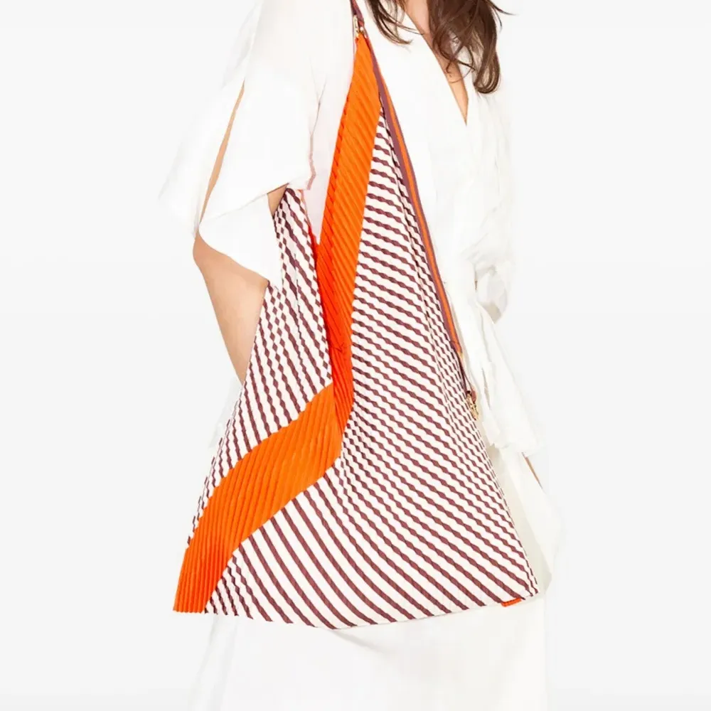 Плиссированная сумка-тоут в полоску