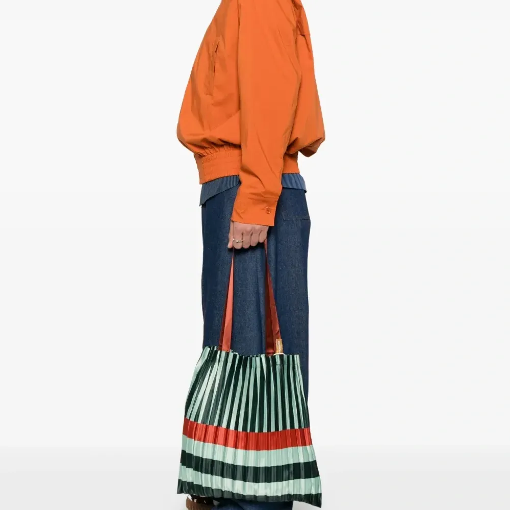 Плиссированная сумка-тоут в полоску