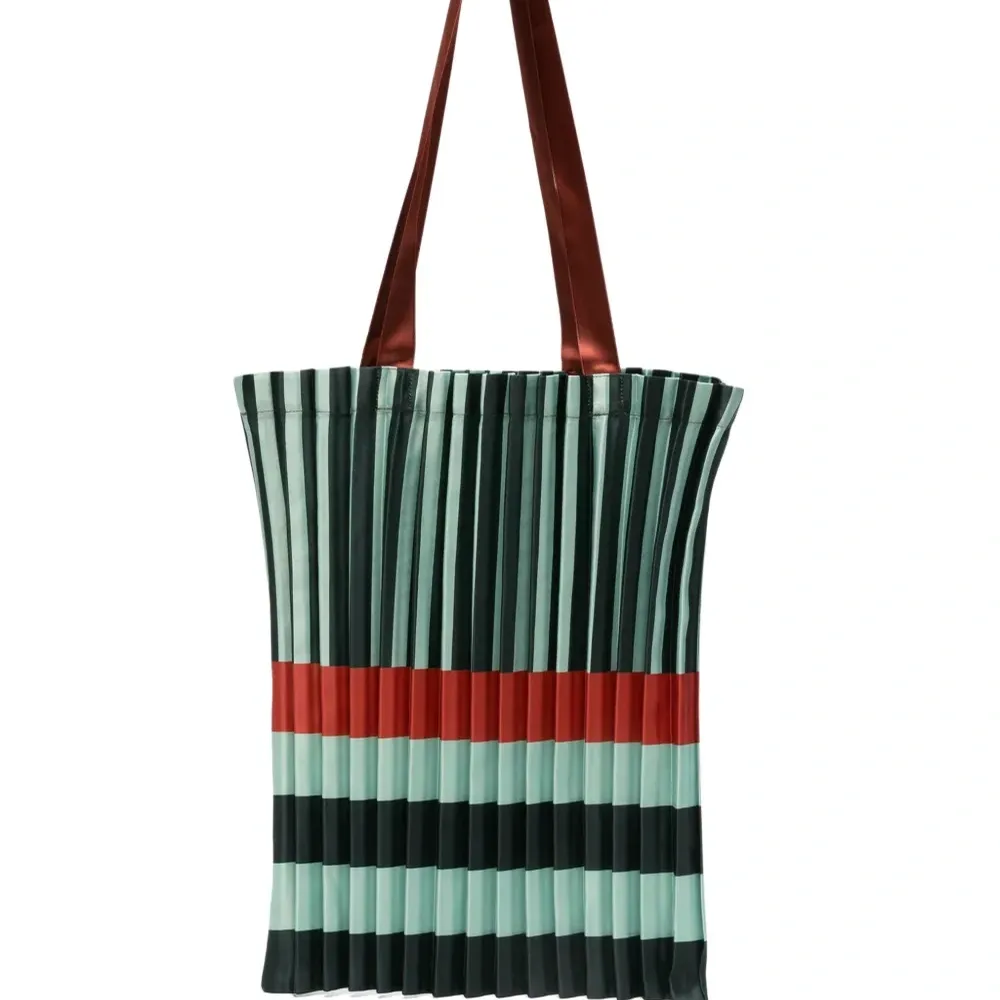 Плиссированная сумка-тоут в полоску