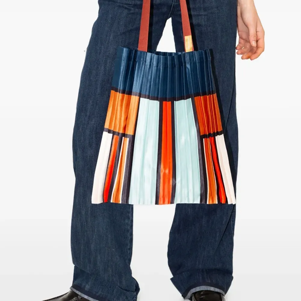 Плиссированная сумка-тоут Chia в полоску