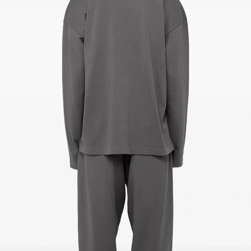 Футболка с длинными рукавами и карманом