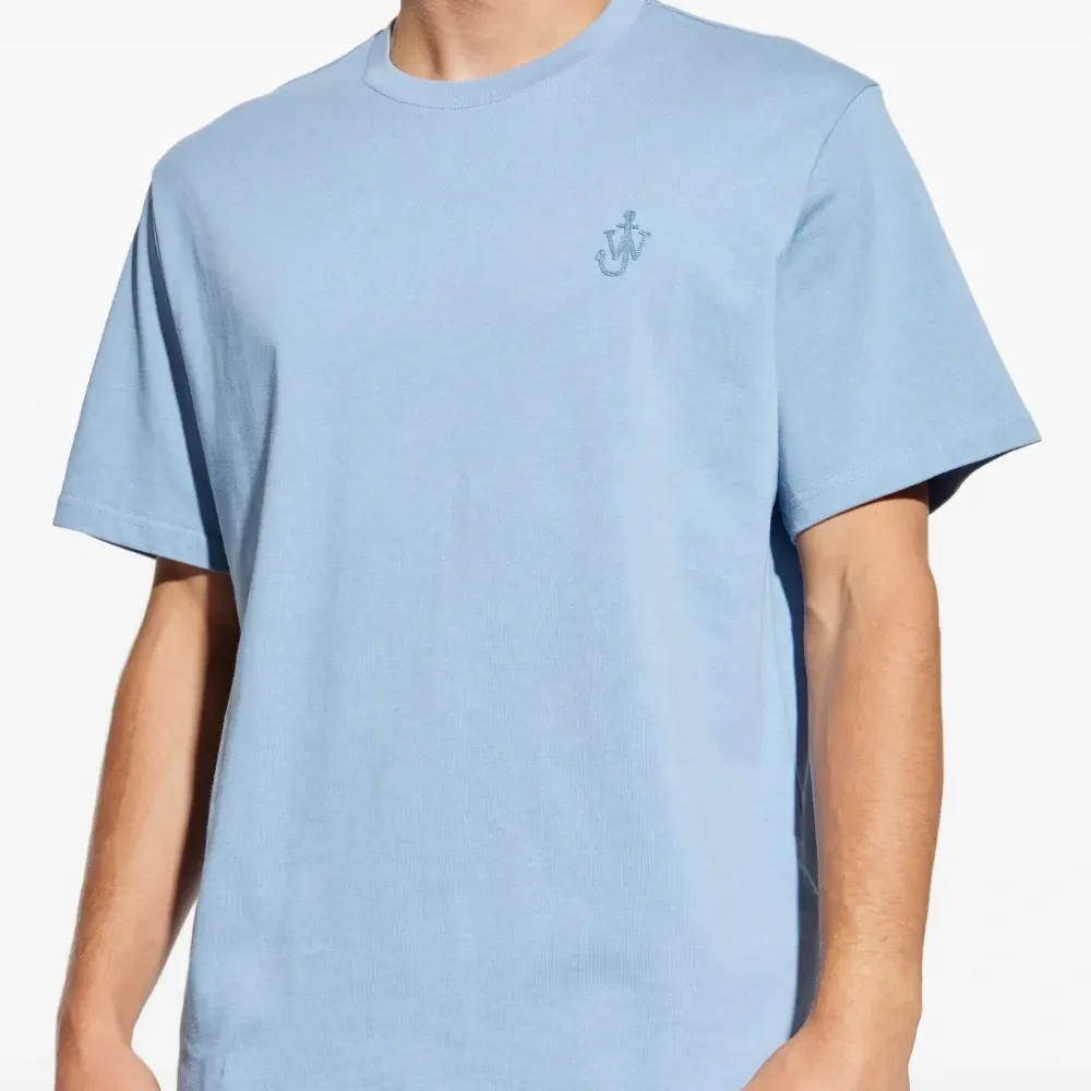 Футболка с вышитым логотипом Футболка с вышитым логотипом