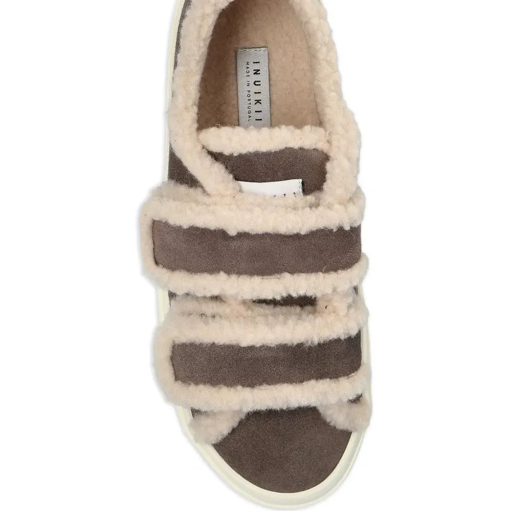 Кроссовки на липучках с отделкой из овчины