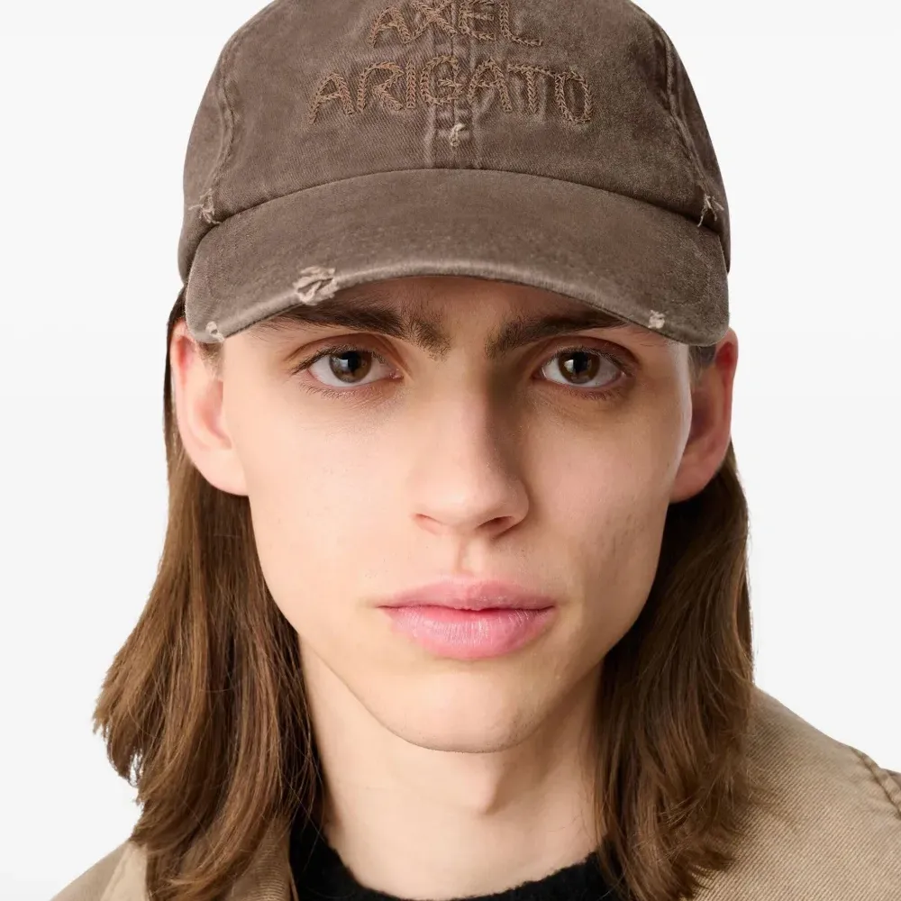 Бейсболка с вышивкой The Chain Stitch Бейсболка с вышивкой The Chain Stitch