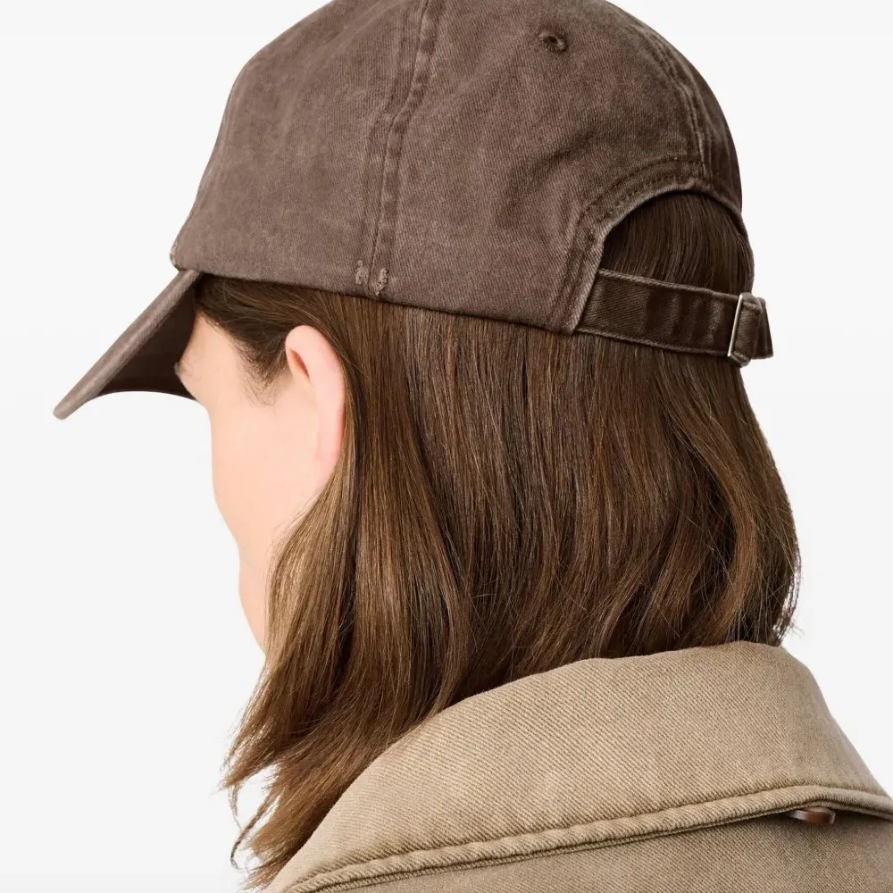 Бейсболка с вышивкой The Chain Stitch Бейсболка с вышивкой The Chain Stitch