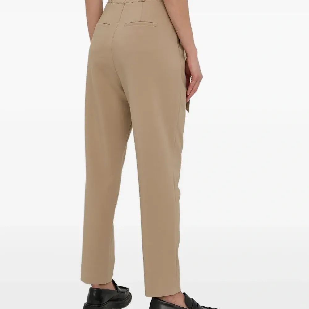 Брюки с завышенной талией и поясом