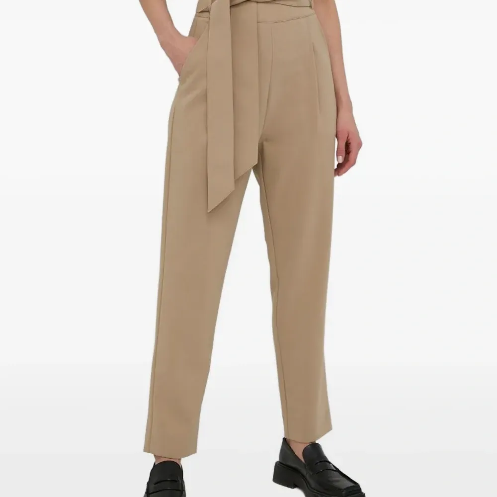 Брюки с завышенной талией и поясом