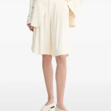 Шорты строгого кроя со складками