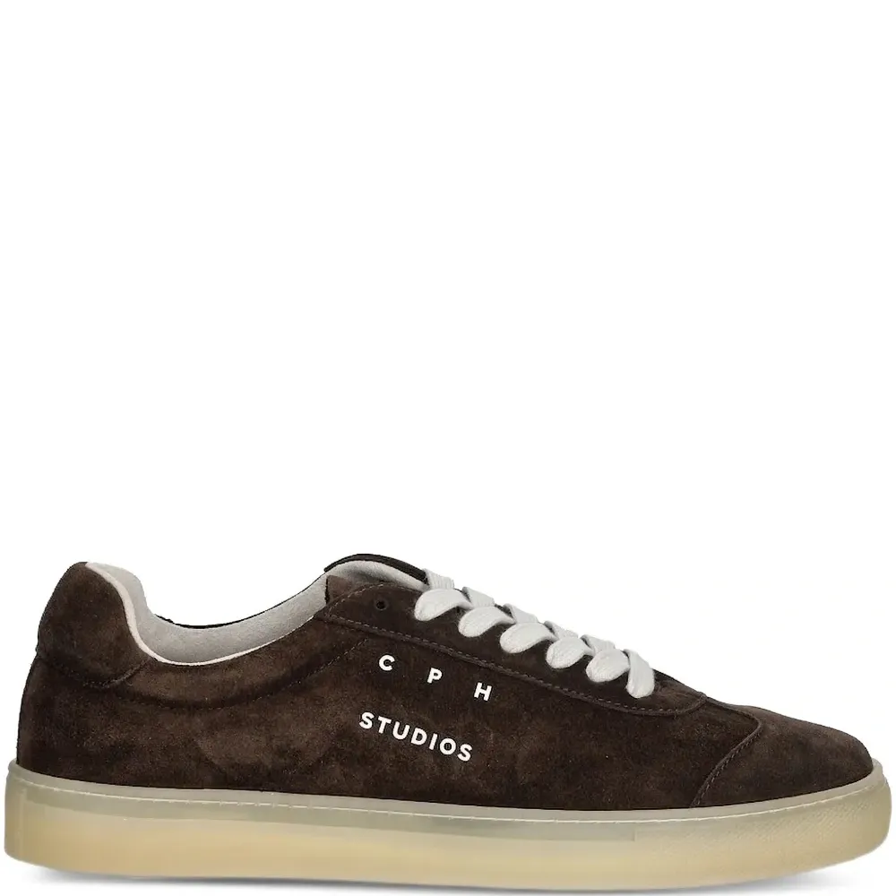 Кроссовки на шнуровке