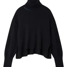 Свитер с высоким воротником и вышивкой