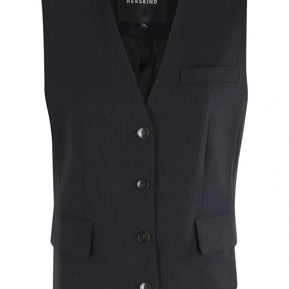 Жилет в тонкую полоску