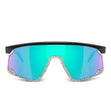 Солнцезащитные очки в массивной оправе