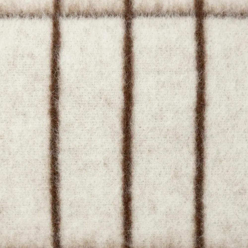 Шерстяная подушка в клетку