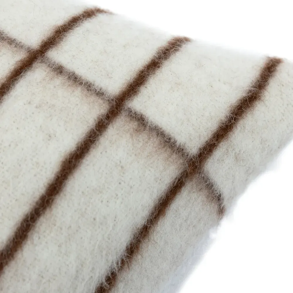 Шерстяная подушка в клетку