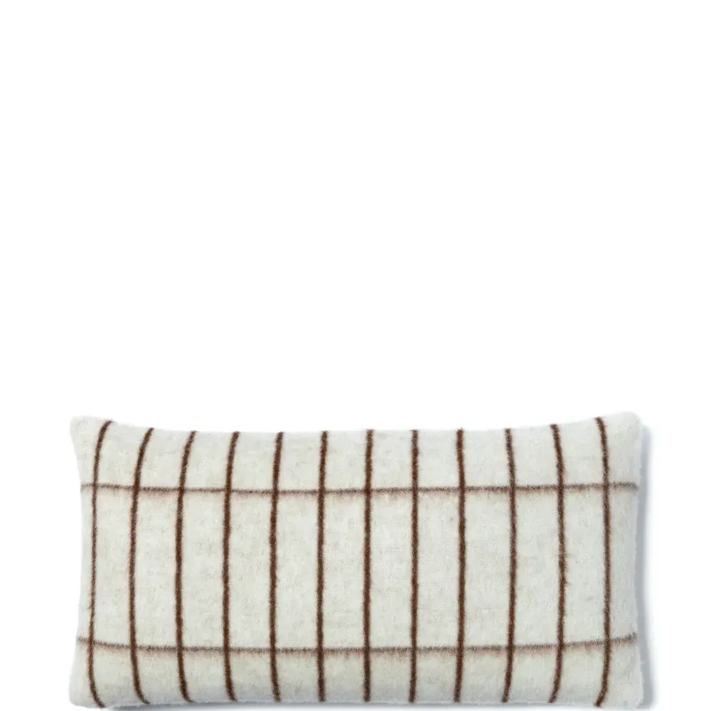 Шерстяная подушка в клетку