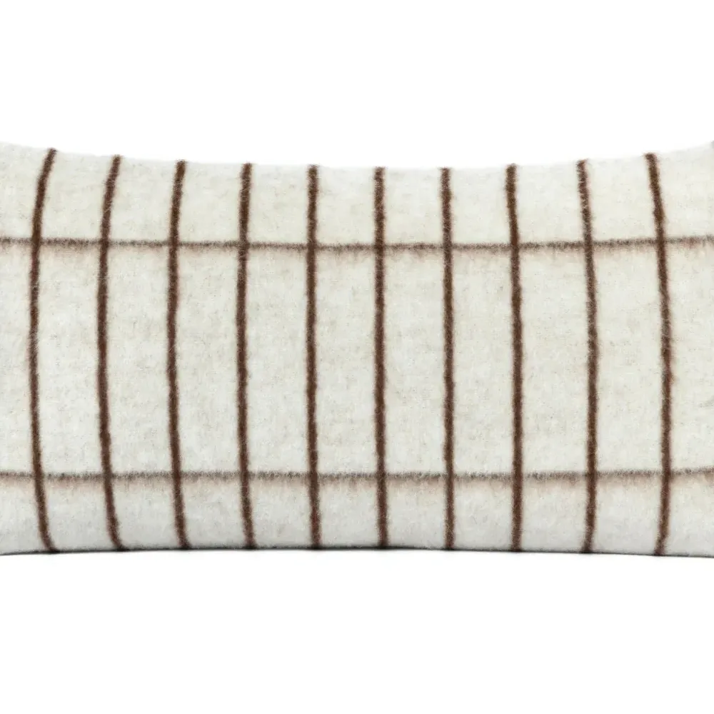 Шерстяная подушка в клетку