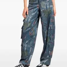 атласные брюки карго с камуфляжным принтом