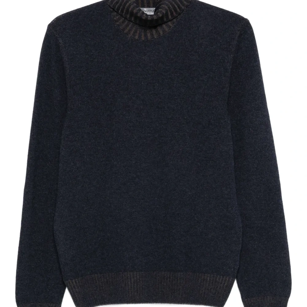 Свитер с высоким воротником