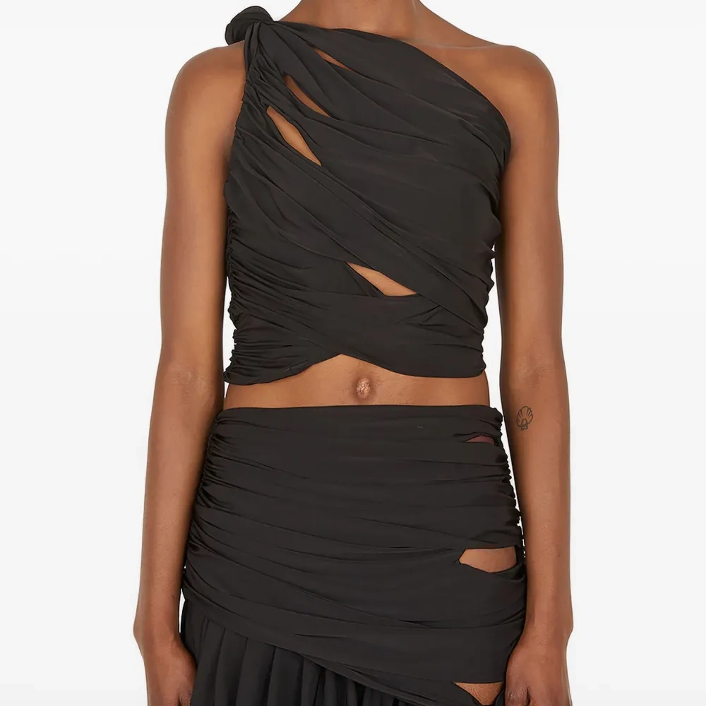 Топ с асимметричным вырезом и вырезами