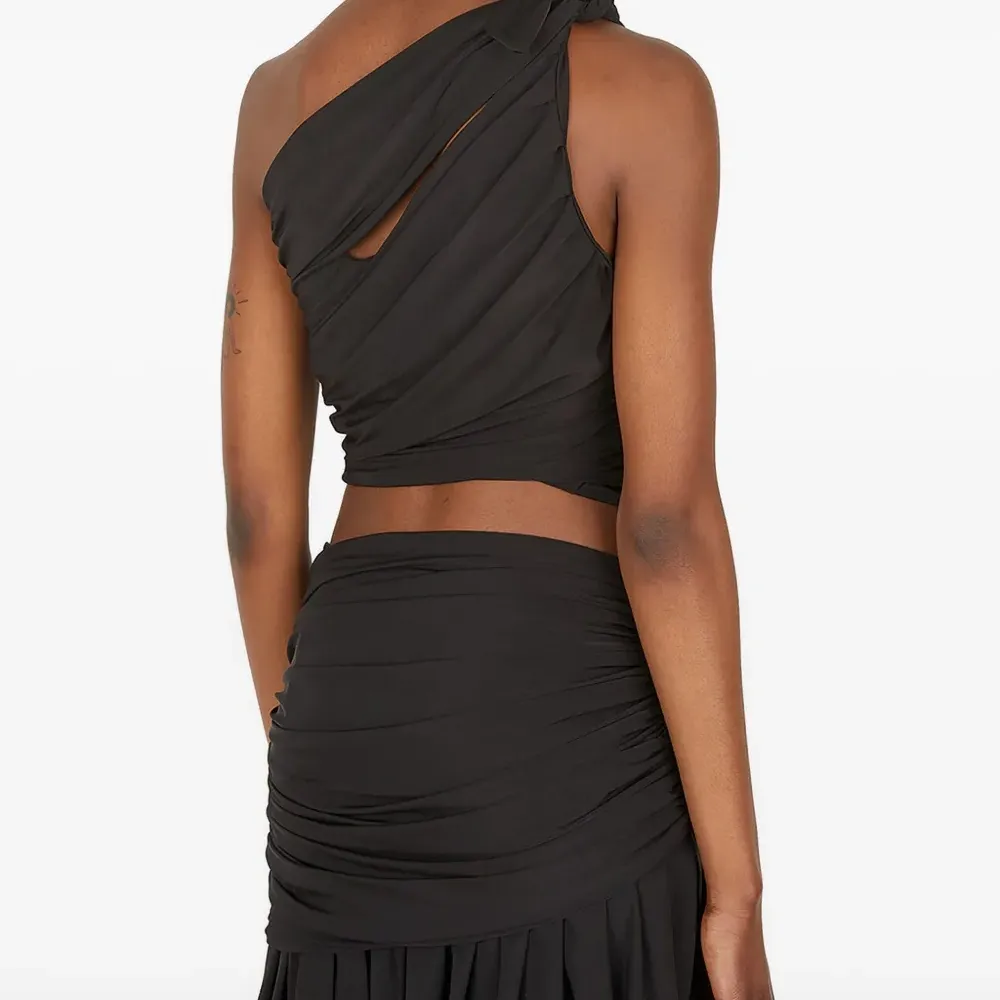 Топ с асимметричным вырезом и вырезами