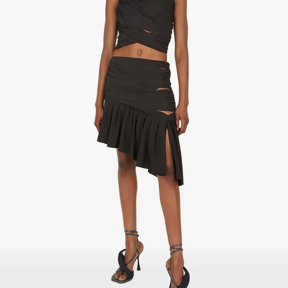 Топ с асимметричным вырезом и вырезами