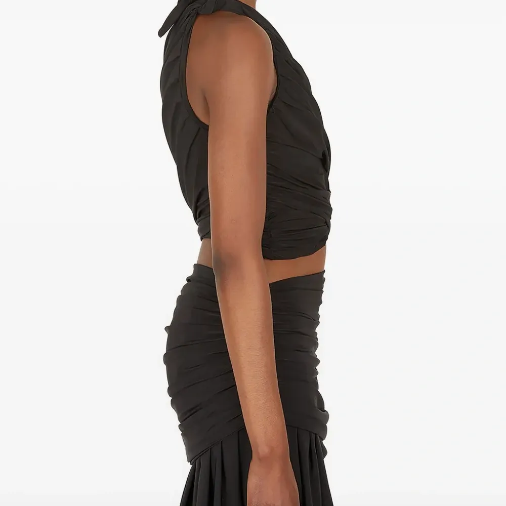 Топ с асимметричным вырезом и вырезами