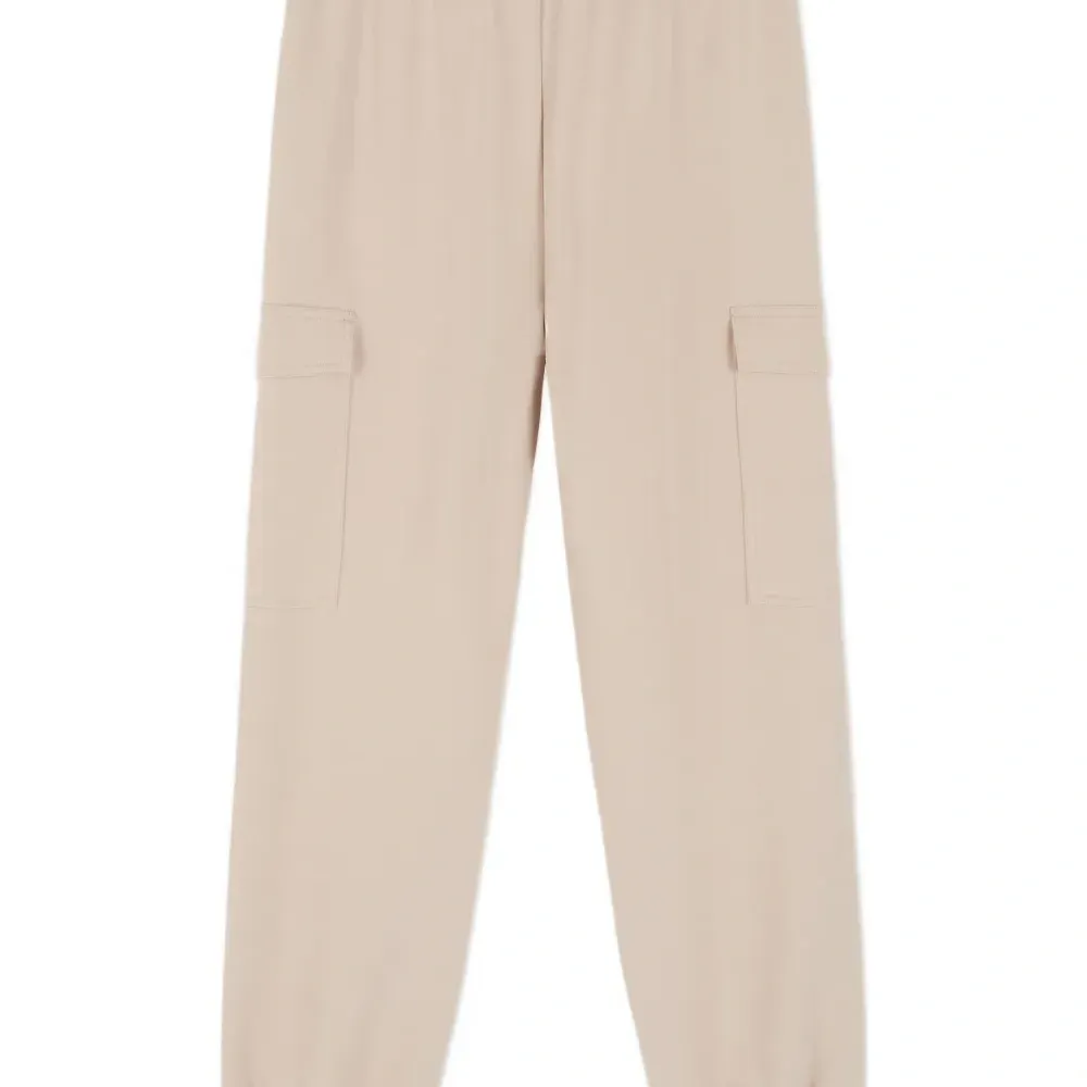Брюки с карманами карго