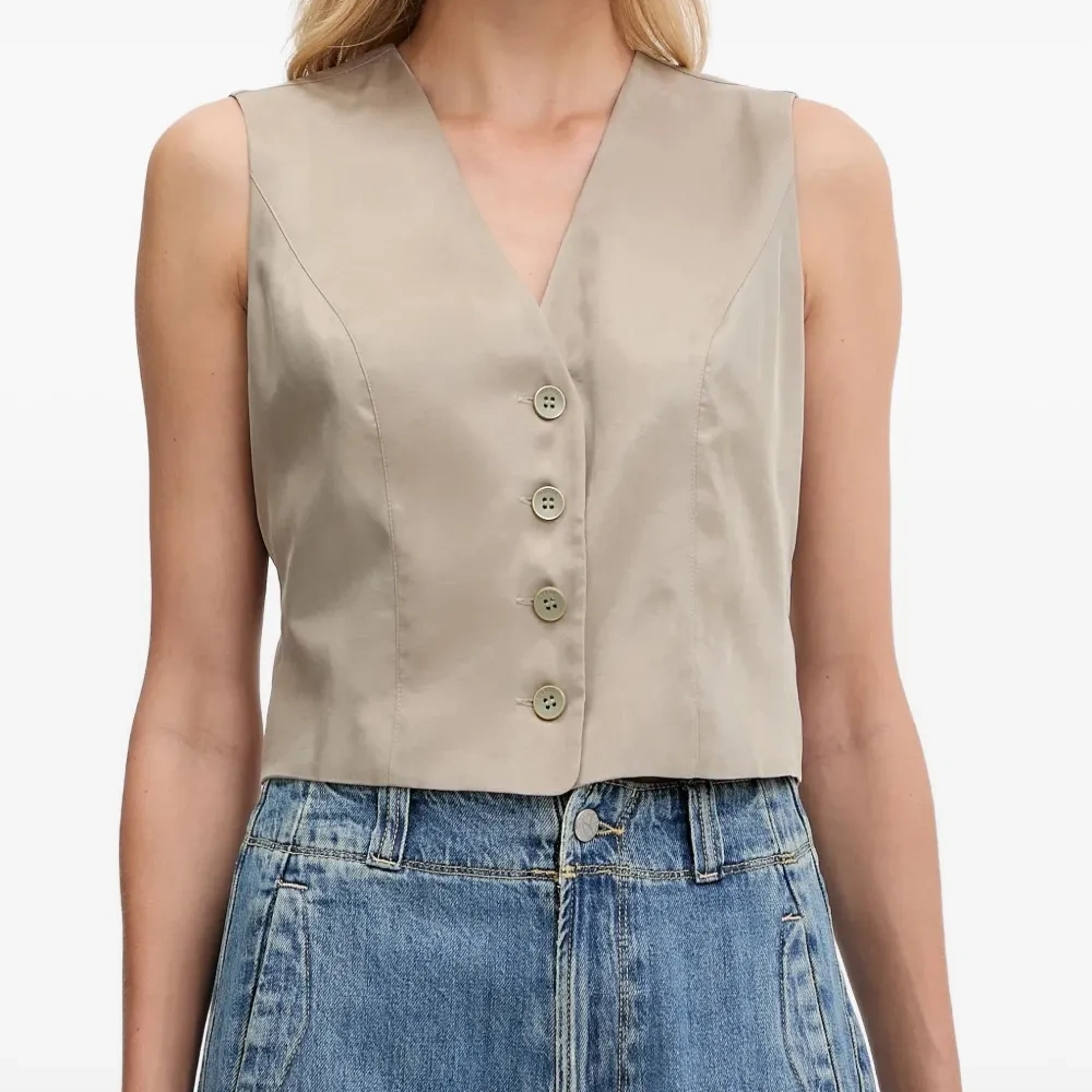 Жилет на пуговицах