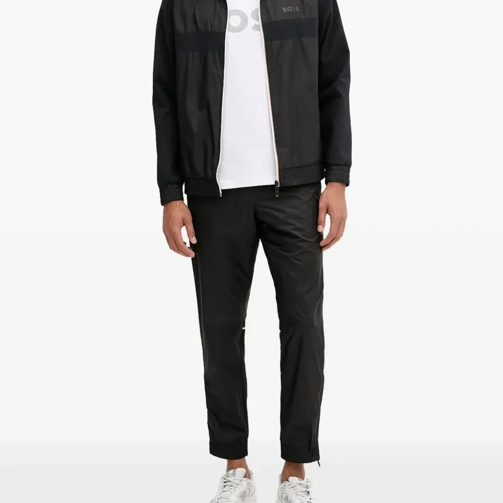 Футболка с логотипом