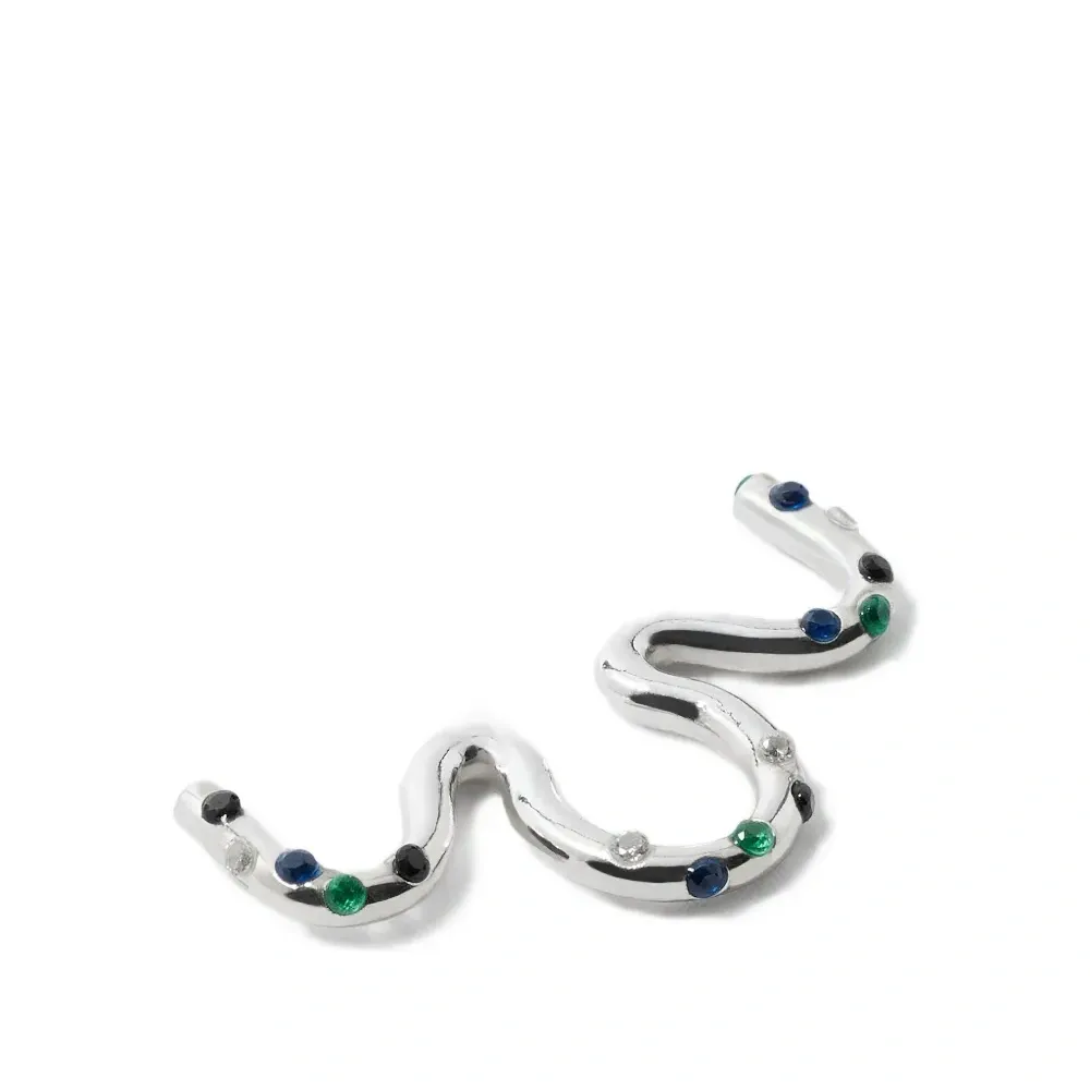 Украшенная серьгой для септума