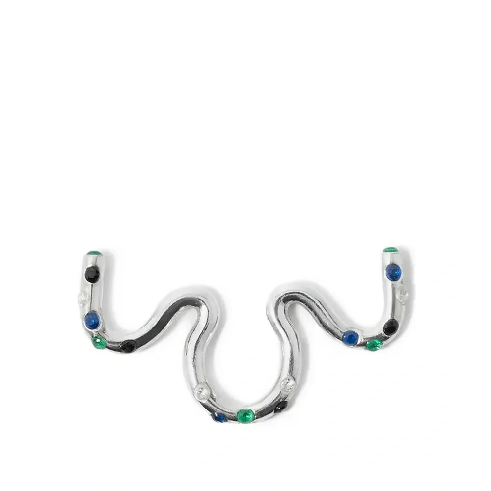 Украшенная серьгой для септума