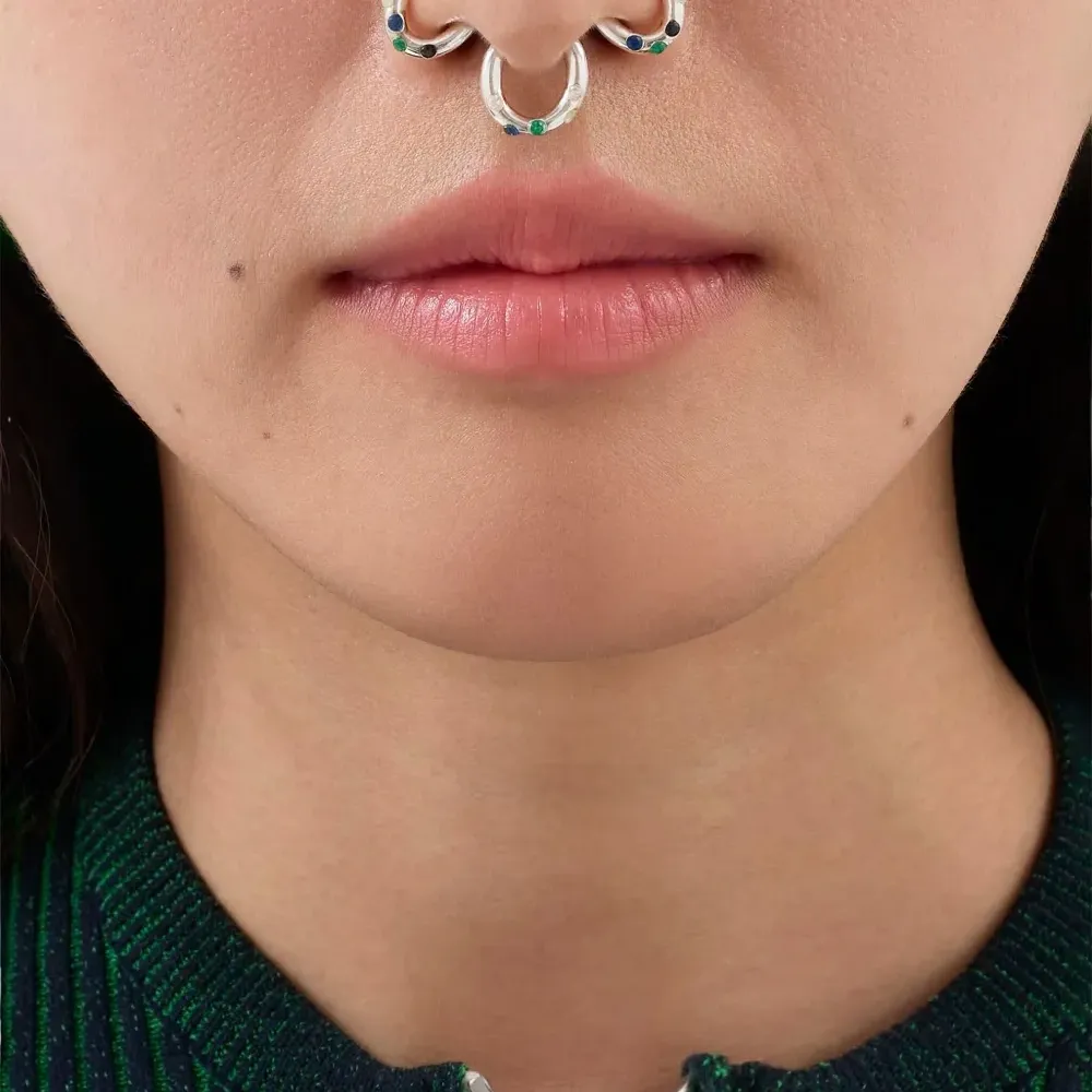 Украшенная серьгой для септума