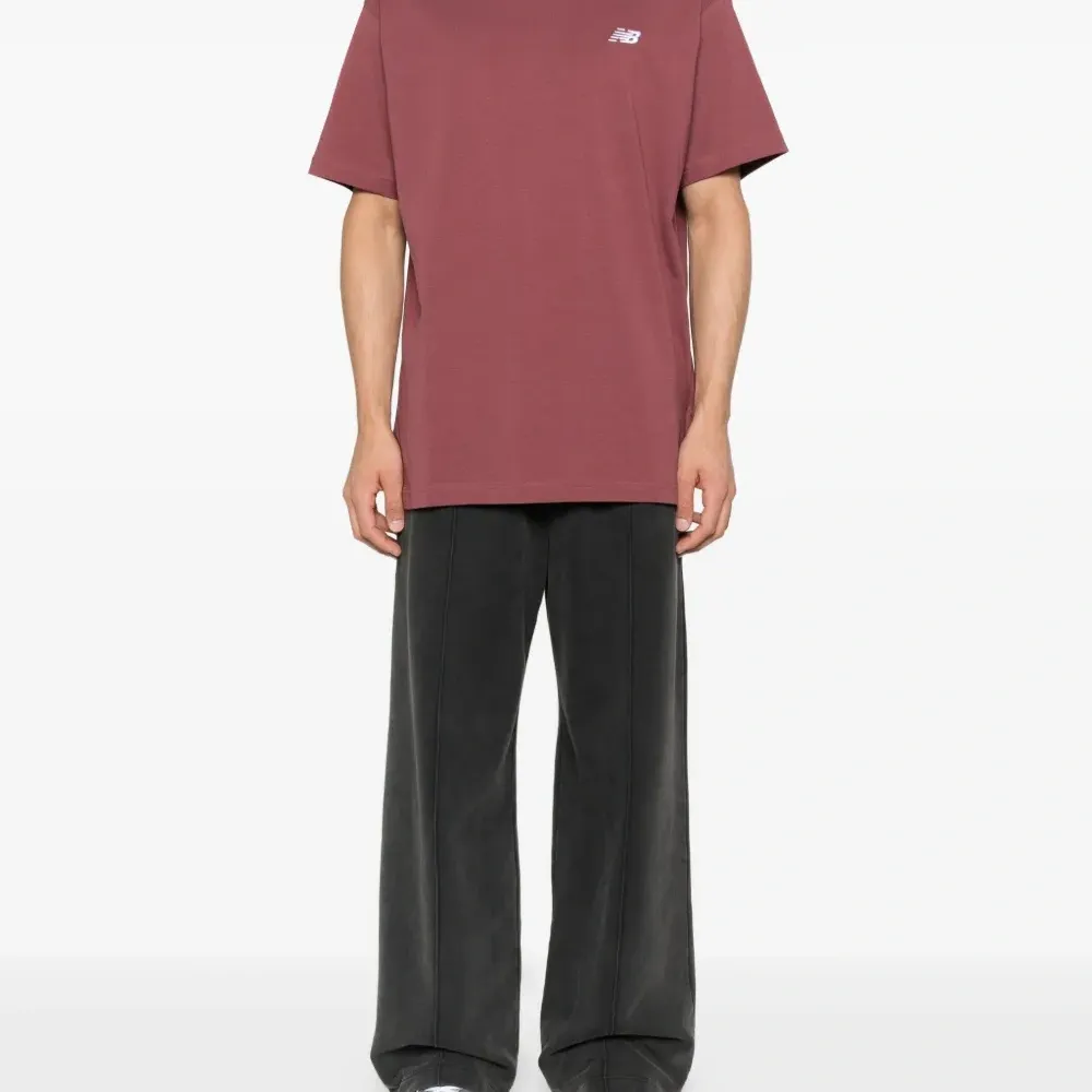 Футболка с вышитым логотипом