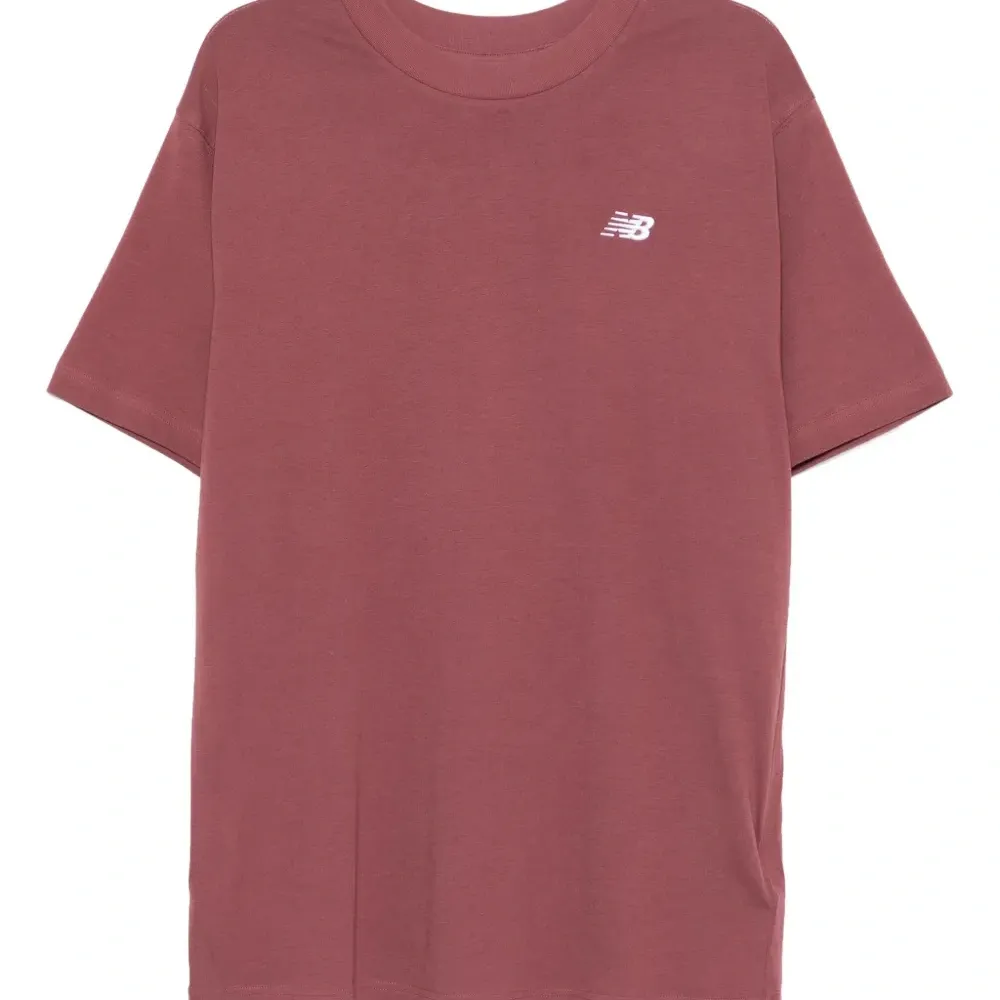 Футболка с вышитым логотипом