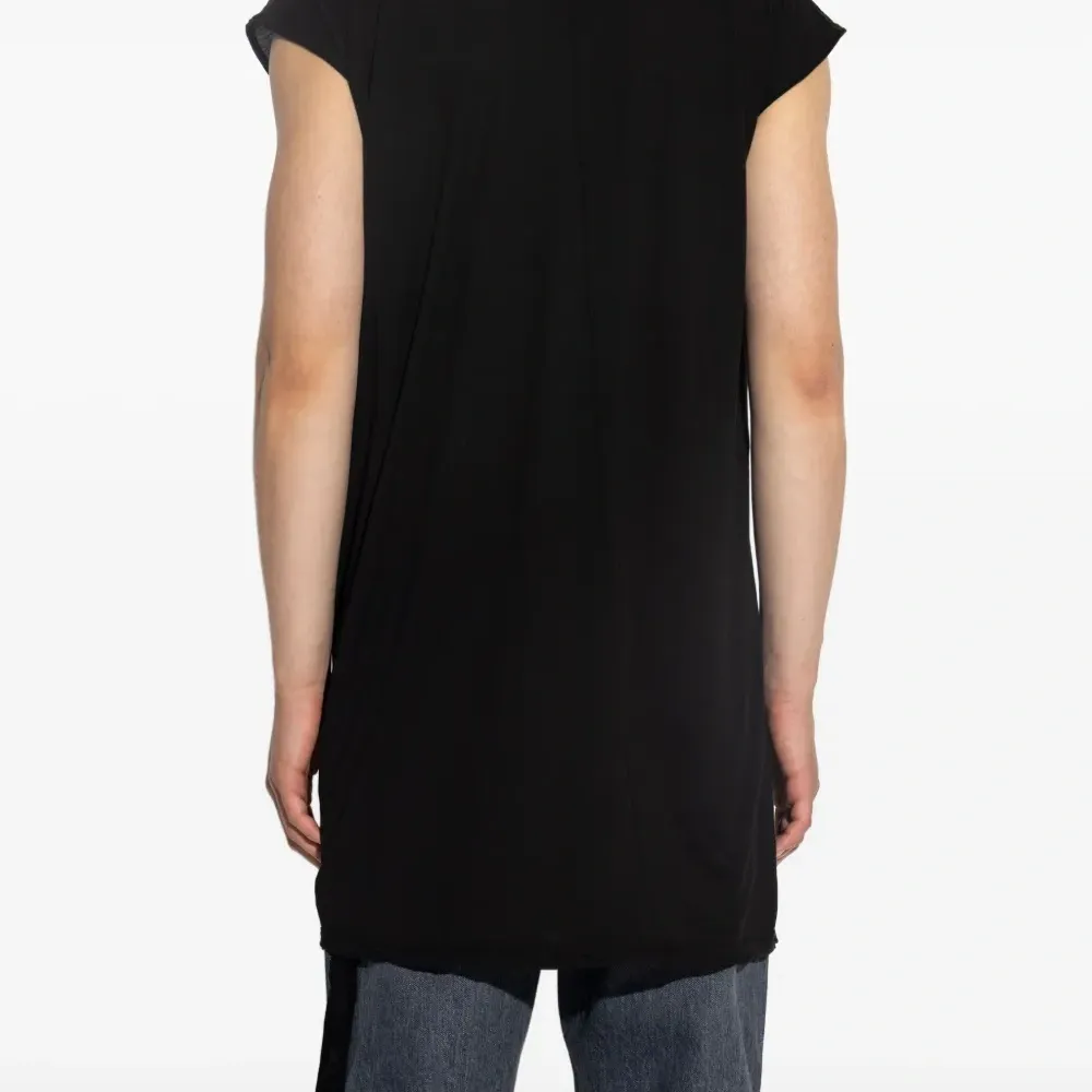 Топ с глубоким V-образным вырезом