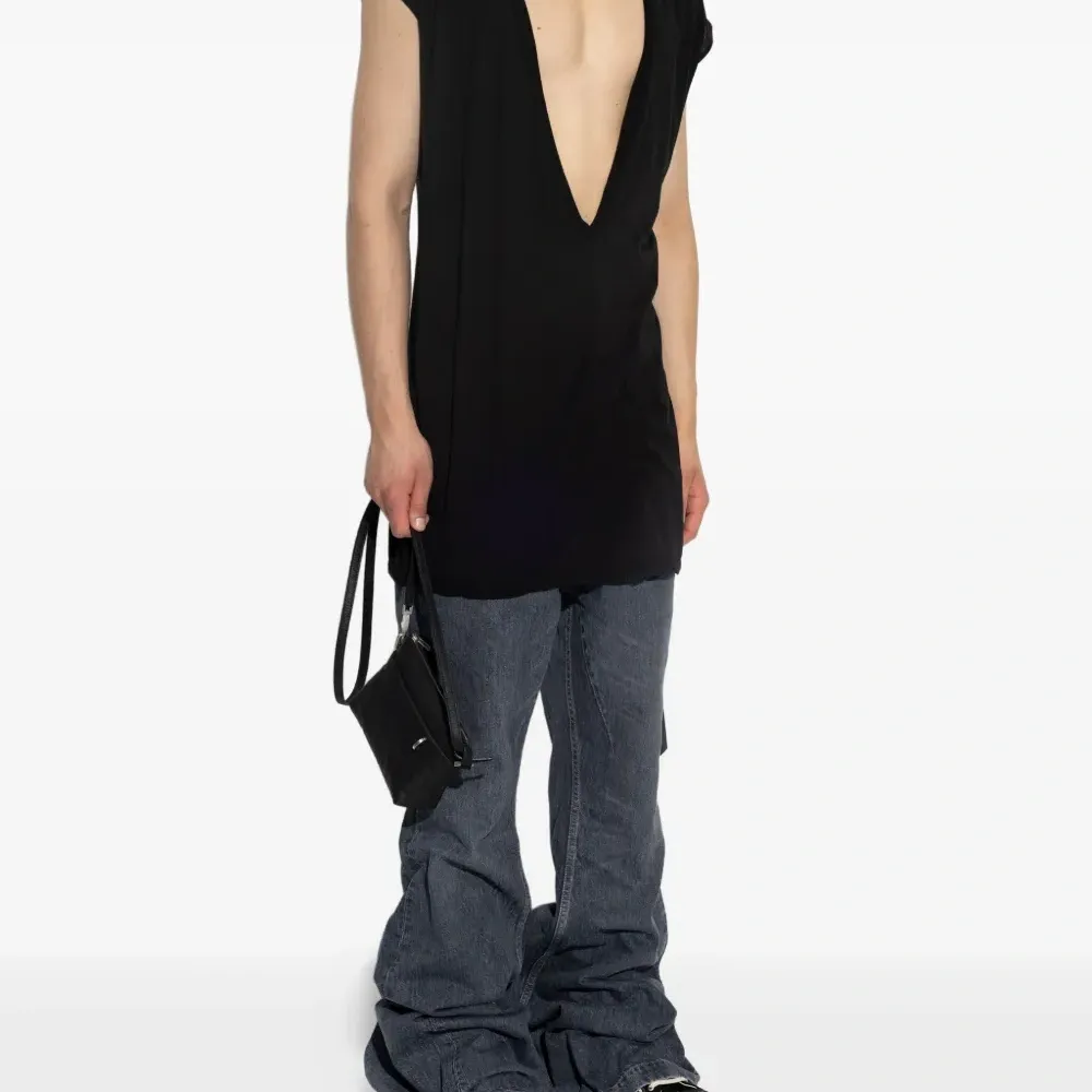 Топ с глубоким V-образным вырезом