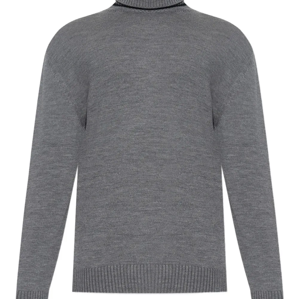 Шерстяной свитер с высоким воротником