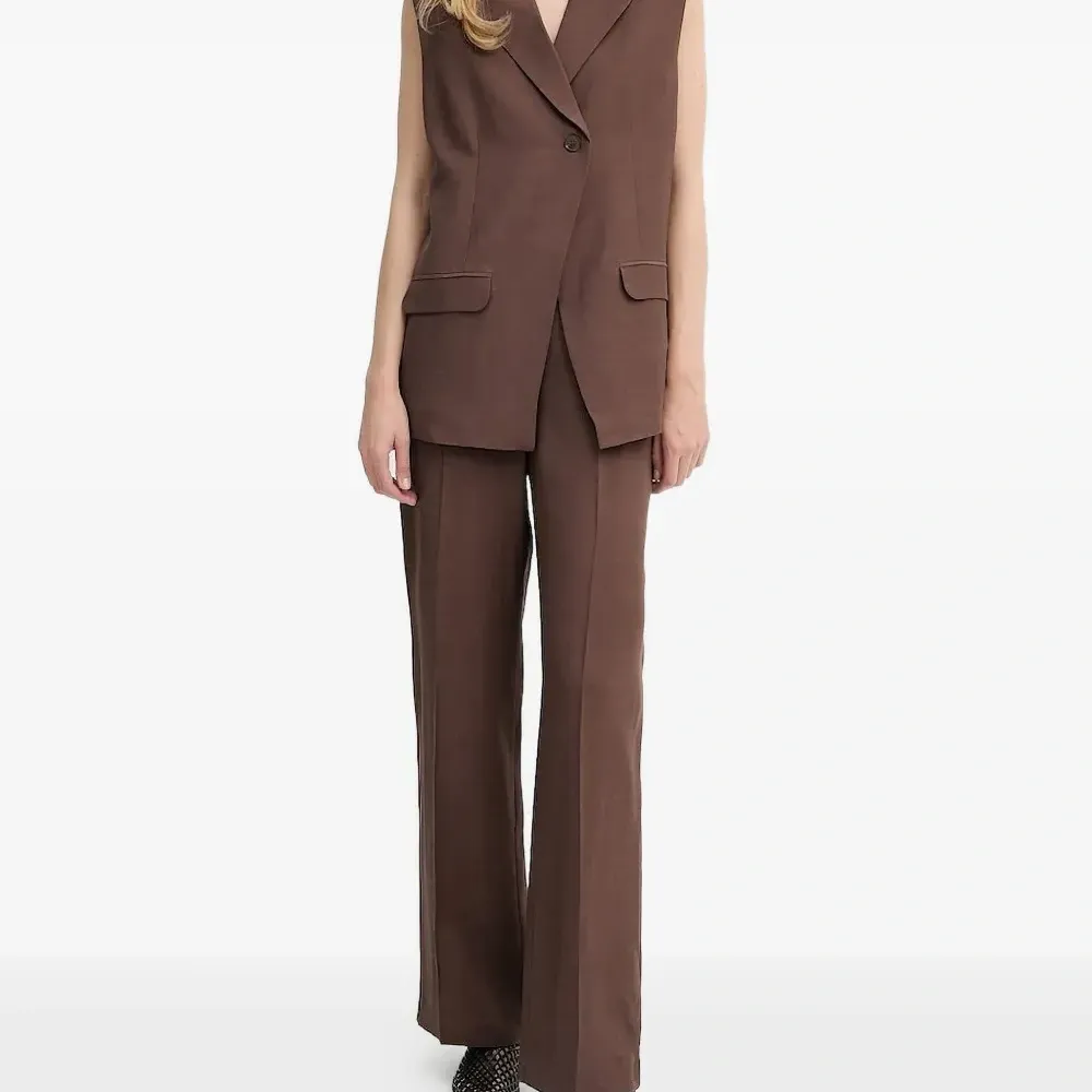 Блейзер без рукавов с объемными плечами Блейзер без рукавов с объемными плечами