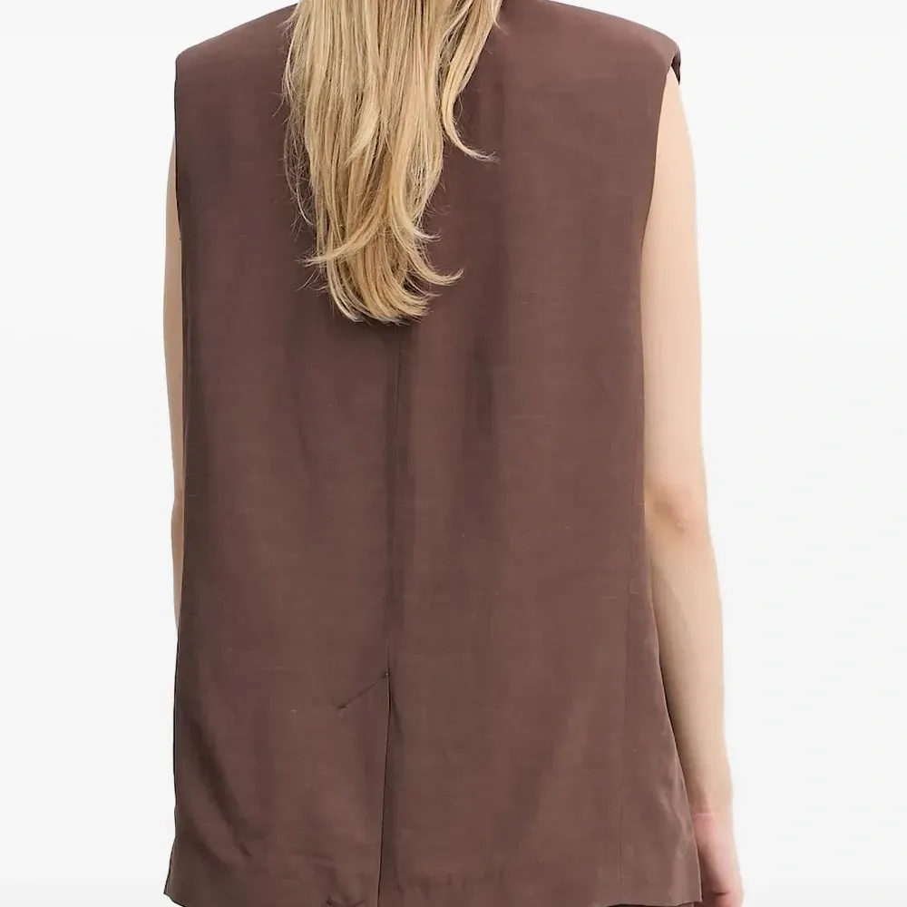 Блейзер без рукавов с объемными плечами Блейзер без рукавов с объемными плечами