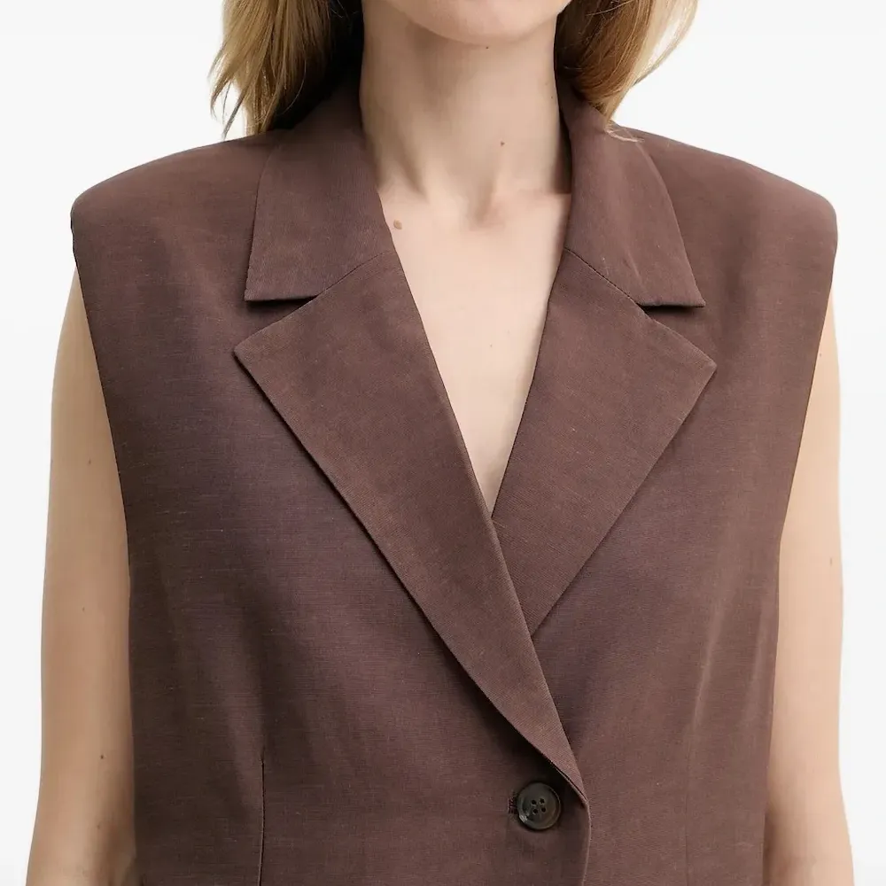 Блейзер без рукавов с объемными плечами Блейзер без рукавов с объемными плечами