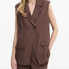 Блейзер без рукавов с объемными плечами